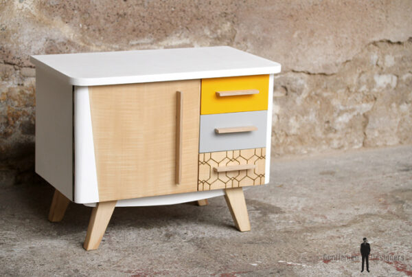 Petit meuble d'appoint vintage en bois, relooké, jaune et blanc