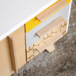 Petit meuble d'appoint vintage en bois, relooké, jaune et blanc