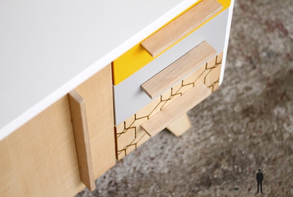 Petit meuble d'appoint vintage en bois, relooké, jaune et blanc