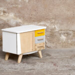 Petit meuble d'appoint vintage en bois, relooké, jaune et blanc