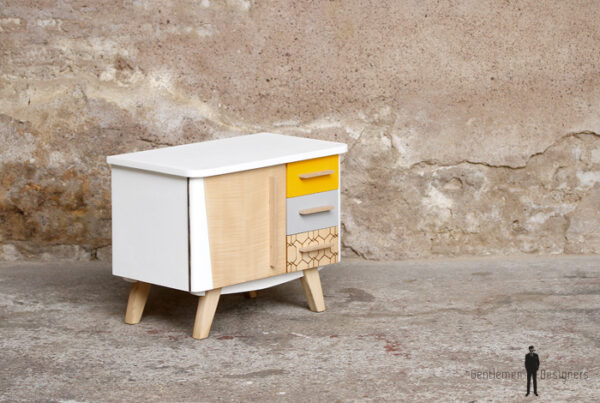 Petit meuble d'appoint vintage en bois, relooké, jaune et blanc