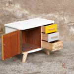 Petit meuble d'appoint vintage en bois, relooké, jaune et blanc