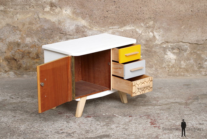 Petit meuble d'appoint vintage en bois, relooké, jaune et blanc