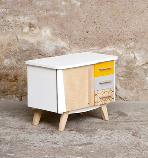 Petit meuble d'appoint vintage en bois, relooké, jaune et blanc