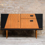 Meuble vintage en teck, style scandinave, motifs graphique noir