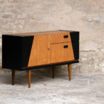 Meuble vintage en teck, style scandinave, motifs graphique noir