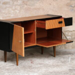 Meuble vintage en teck, style scandinave, motifs graphique noir