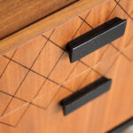 Meuble vintage en teck, style scandinave, motifs graphique noir