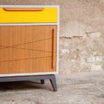 Meuble vintage en teck, buffet style scandinave, motifs jaune et gris
