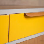 Meuble vintage en teck, buffet style scandinave, motifs jaune et gris