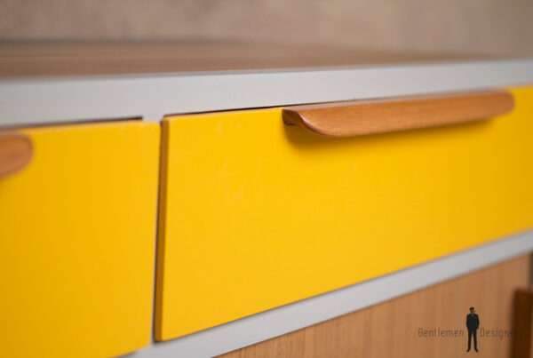 Meuble vintage en teck, buffet style scandinave, motifs jaune et gris