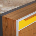Meuble vintage en teck, buffet style scandinave, motifs jaune et gris