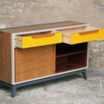 Meuble vintage en teck, buffet style scandinave, motifs jaune et gris