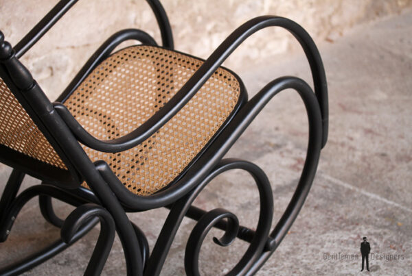 Rocking chair Thonet noir vintage, bois et cannage