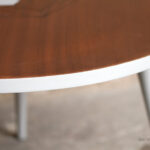 Table basse vintage en teck, relookée, motif graphique