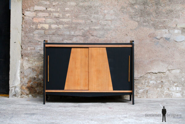 Meuble buffet vintage en bois, motif graphique noir gentlemen designers