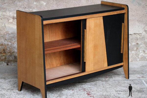 Meuble buffet vintage en bois, motif graphique noir gentlemen designers