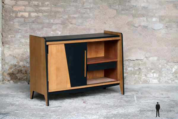 Meuble buffet vintage en bois, motif graphique noir gentlemen designers