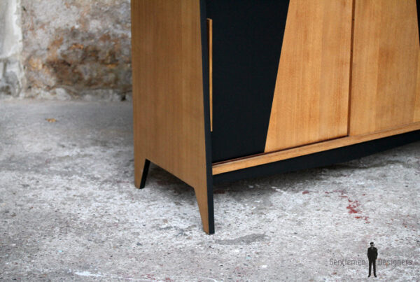 Meuble buffet vintage en bois, motif graphique noir gentlemen designers