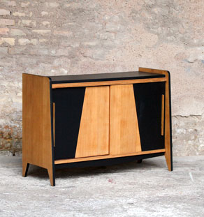 Meuble buffet vintage en bois, motif graphique noir gentlemen designers