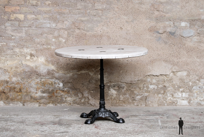 Table ronde bistrot bois, pieds en fonte noir, patine blanche