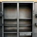 Armoire meuble industriel métal, année 50, angles arrondis