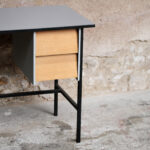 Bureau vintage rénové gris, bois et métal, épuré gentlemen designers