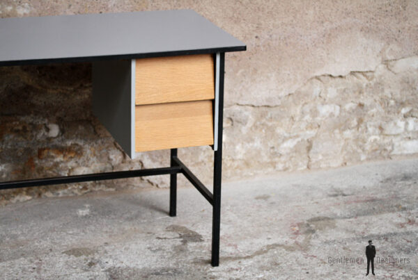 Bureau vintage rénové gris, bois et métal, épuré gentlemen designers