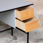 Bureau vintage rénové gris, bois et métal, épuré gentlemen designers