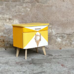 Chevet vintage motifs graphiques jaune, relooké