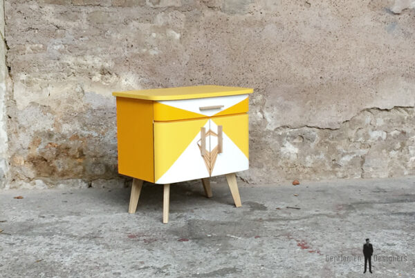 Chevet vintage motifs graphiques jaune, relooké