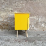 Chevet vintage motifs graphiques jaune, relooké