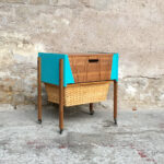 Meuble vintage de couture relooké, bleu, bois, osier