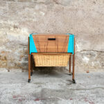 Meuble vintage de couture relooké, bleu, bois, osier