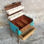 Meuble vintage de couture relooké, bleu, bois, osier