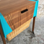 Meuble vintage de couture relooké, bleu, bois, osier