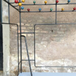 Porte manteau banc vintage, patère boules de couleurs, rouge, jaune, bleu