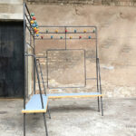 Porte manteau banc vintage, patère boules de couleurs, rouge, jaune, bleu