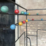 Porte manteau banc vintage, patère boules de couleurs, rouge, jaune, bleu