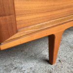 Enfilade buffet scandinave vintage en teck signé, Woodtly pieds compas