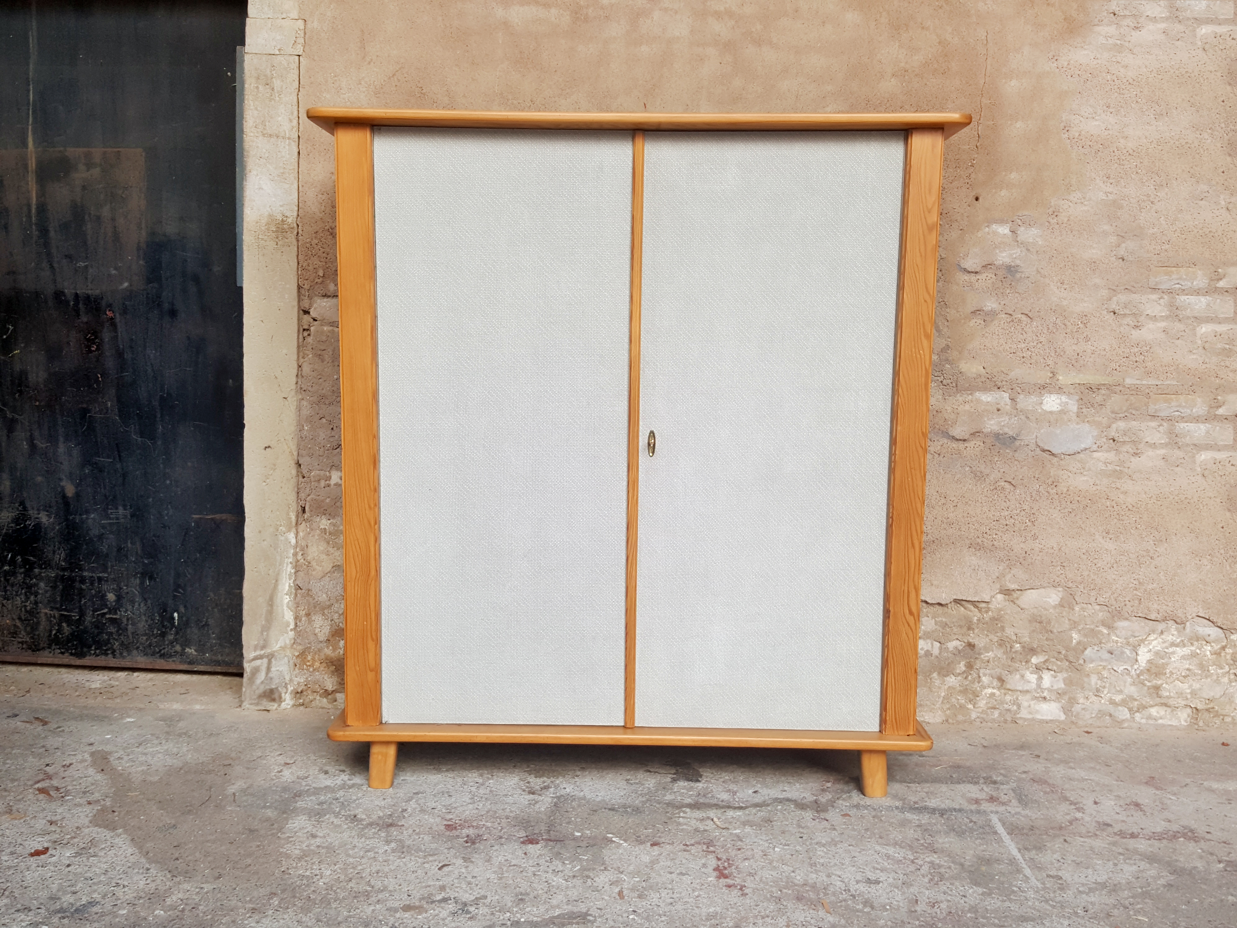 Armoire Penderie Vintage En Bois Et Tissus Pieds Compas