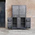 Armoire vintage métal style indus, angles arrondis, portes, tiroirs