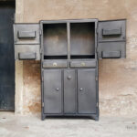 Armoire vintage métal style indus, angles arrondis, portes, tiroirs