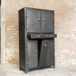 Armoire vintage métal style indus, angles arrondis, portes, tiroirs
