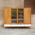Buffet, vitrine, bibliothèque vintage en bois, tiroirs et portes gentlemen designers france lyon paris pieds compas