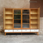 Buffet, vitrine, bibliothèque vintage en bois, tiroirs et portes gentlemen designers france lyon paris pieds compas