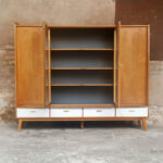 Buffet, vitrine, bibliothèque vintage en bois, tiroirs et portes gentlemen designers france lyon paris pieds compas