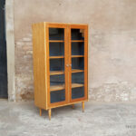 Armoire vitrine vintage en chêne, étagères