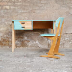 Bureau vintage et sa chaise casala en bois, pieds compas