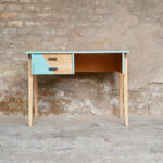 Bureau vintage et sa chaise casala en bois, pieds compas